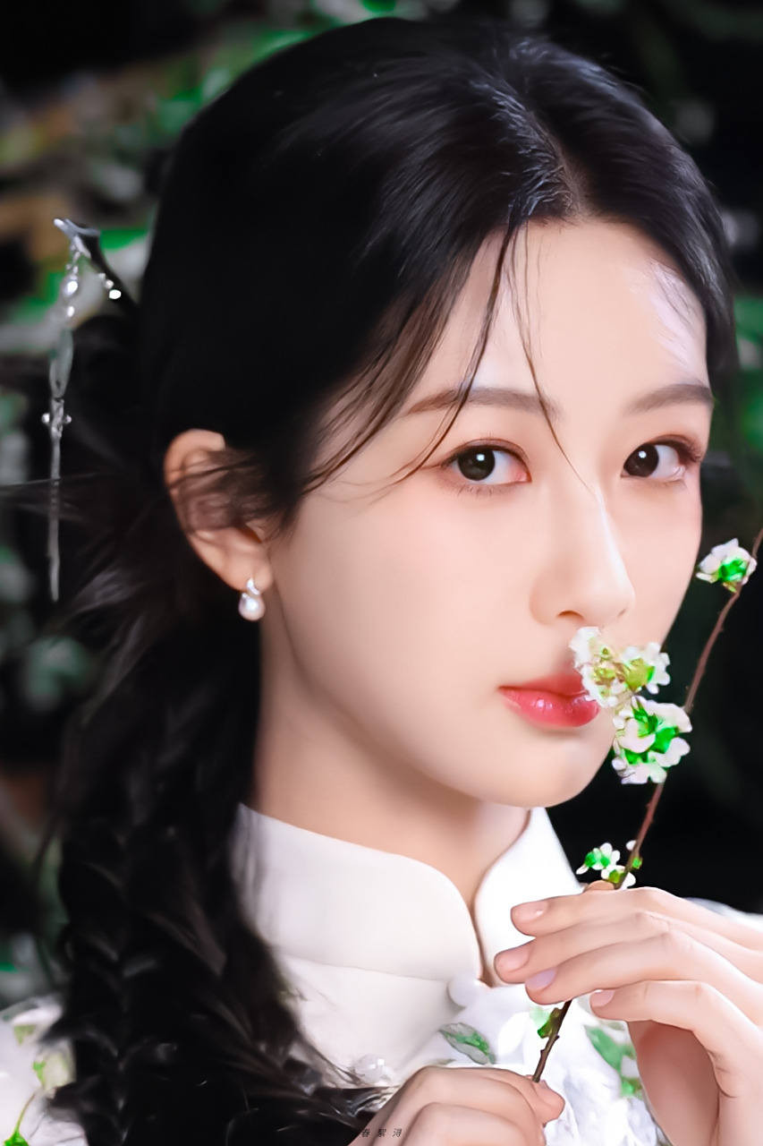 杨紫提醒主持人牙齿上有口红印# 她会趁画画的机会在画纸上写下提醒