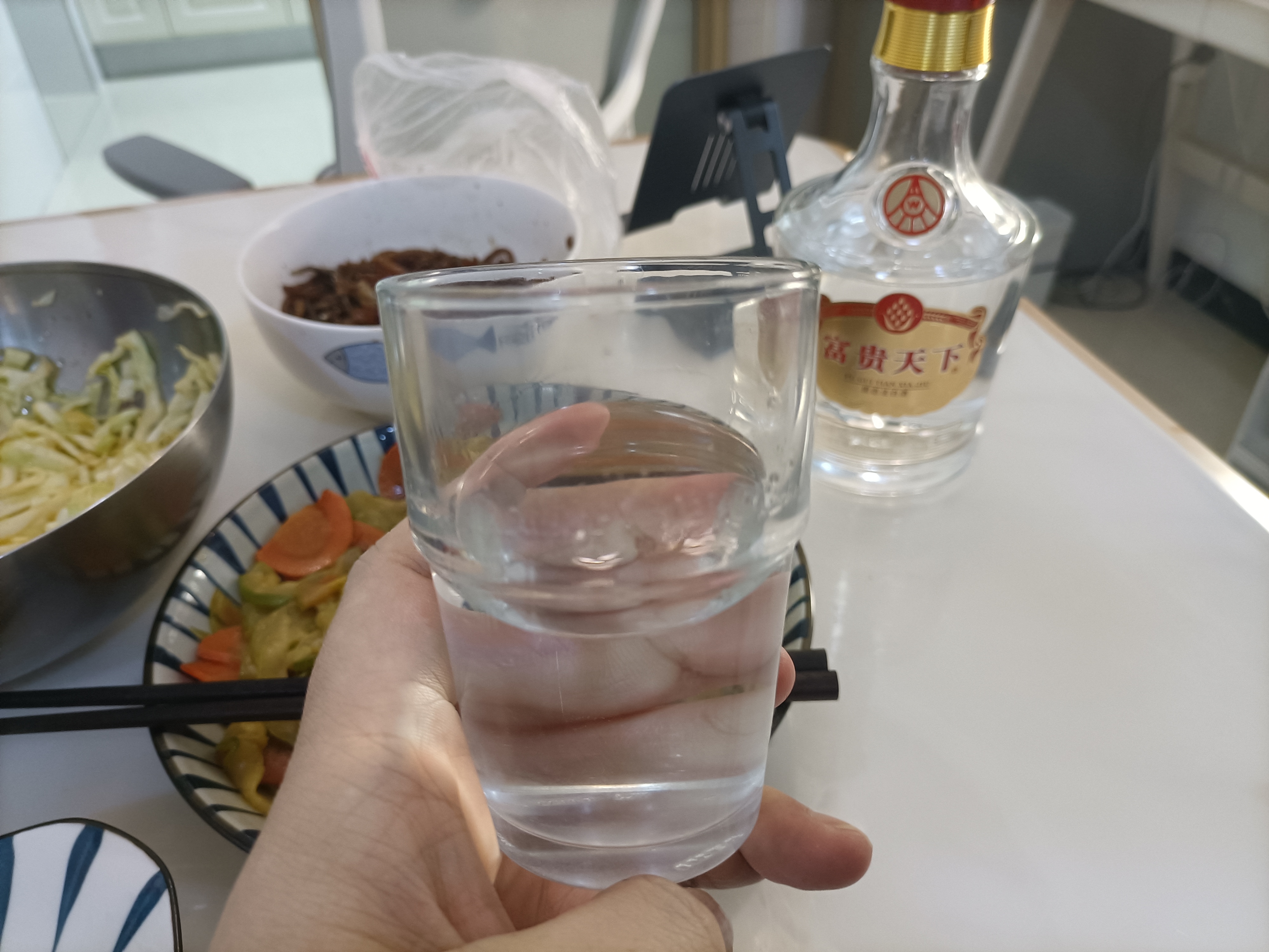 酒不用多好,菜也不用多硬,一口酒下肚,一天的疲惫也顿时全消.