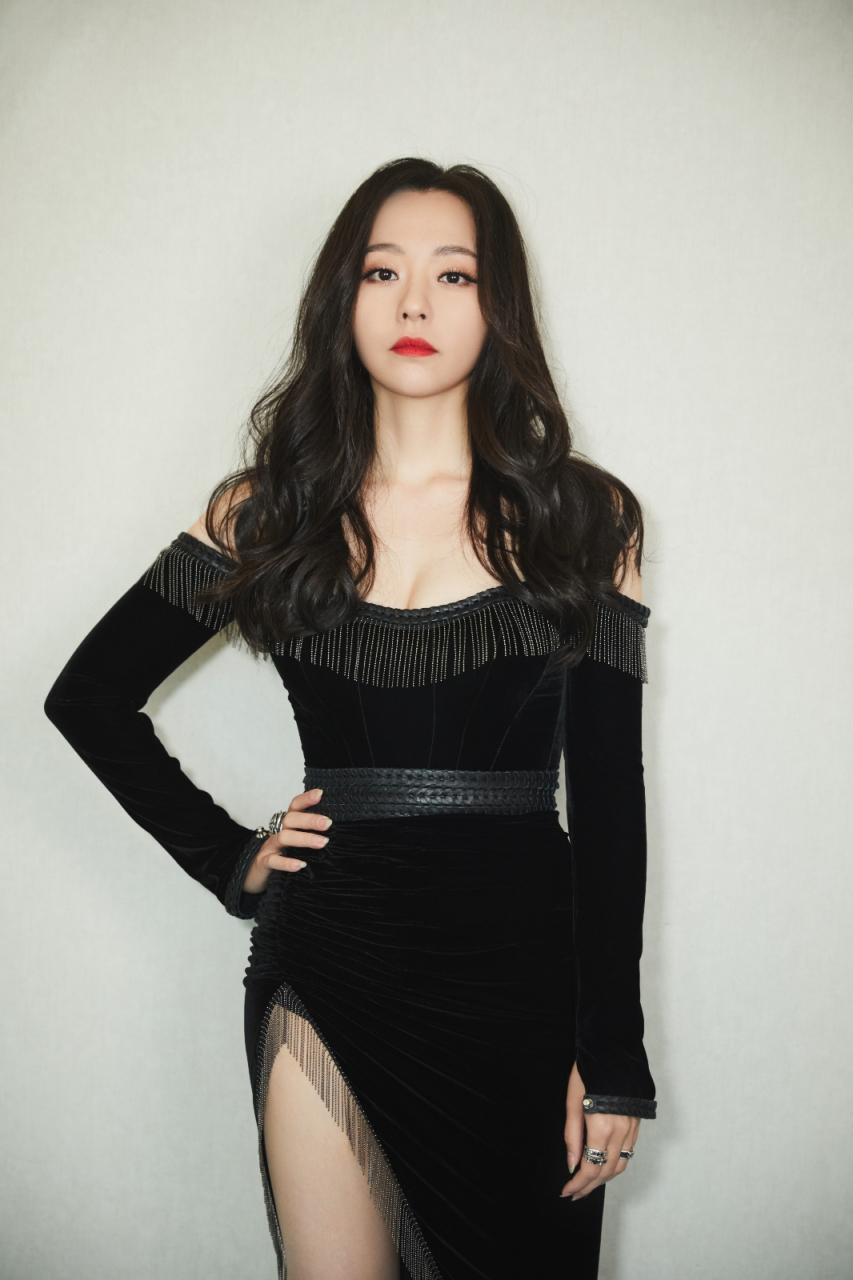 张靓颖流苏抹胸裙写真大赏,优雅神秘美出新高度,在这组写真中,张靓颖