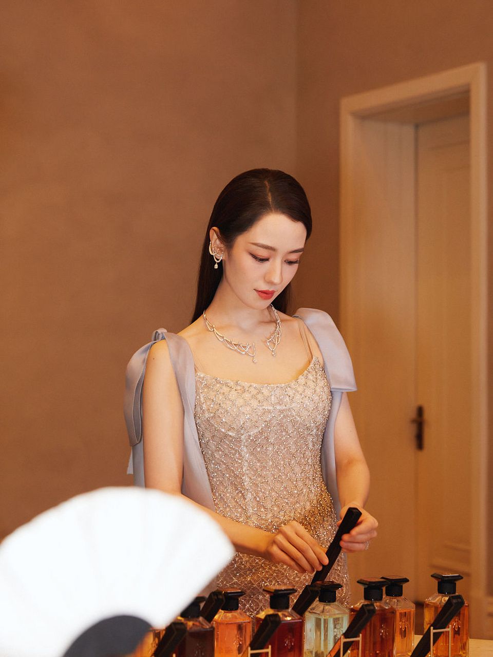 吉娜的身材,以曼妙的曲线和匀称的比例,展现了女性的优雅与力量.