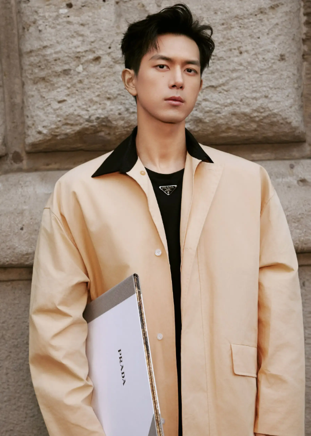 回顾李现深夜发文紧急向粉丝郑重道歉评论区吵起来