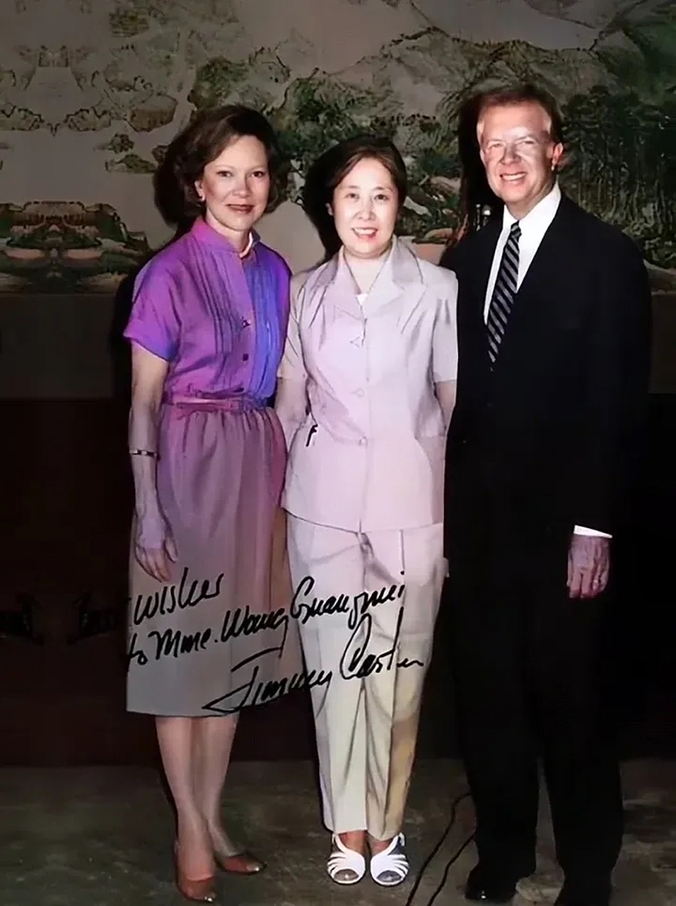 1981年,王光美与美国总统卡特和夫人的合照