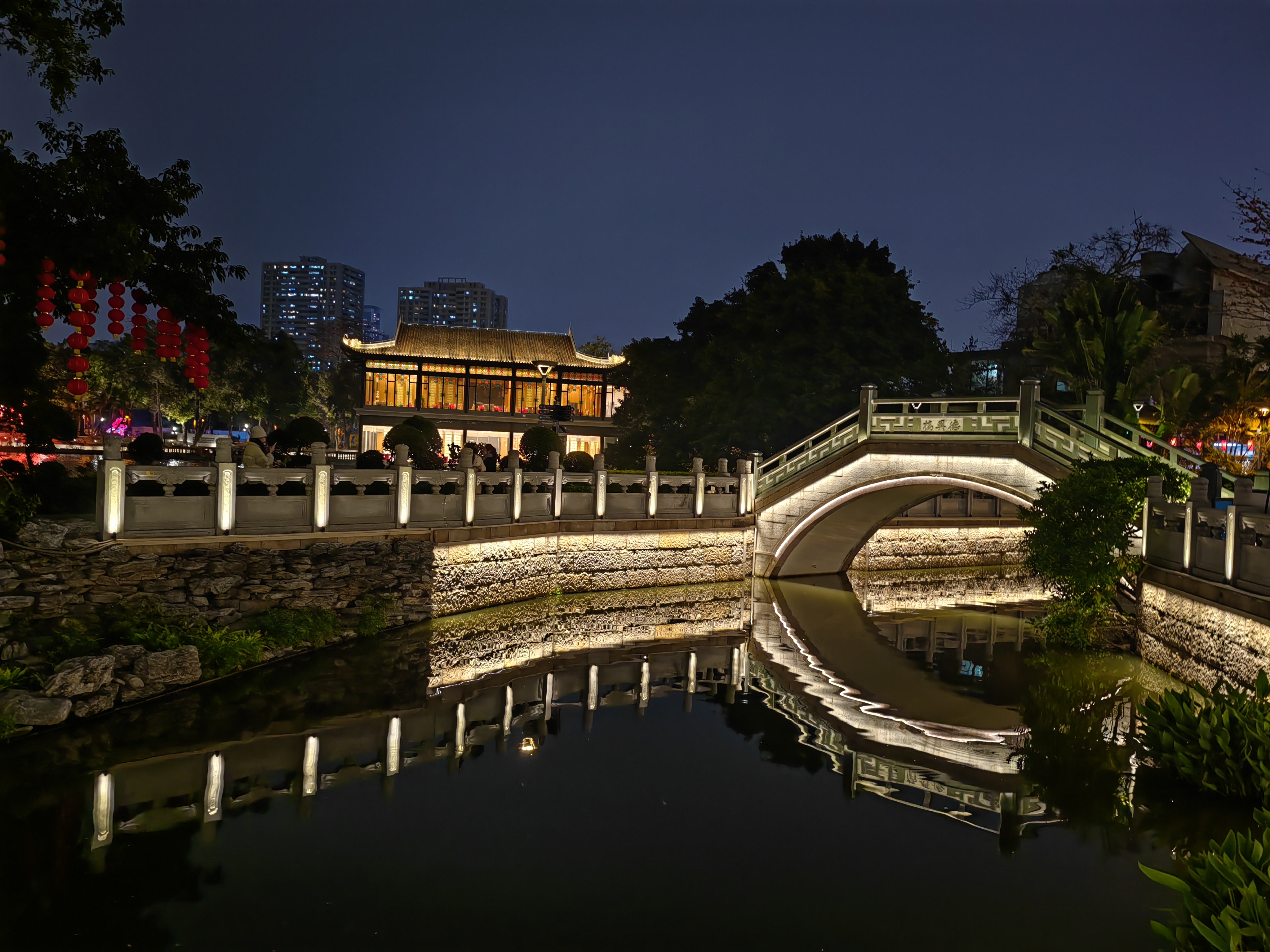 在广州的众多景点中,荔枝湾以其独特的魅力吸引了我.