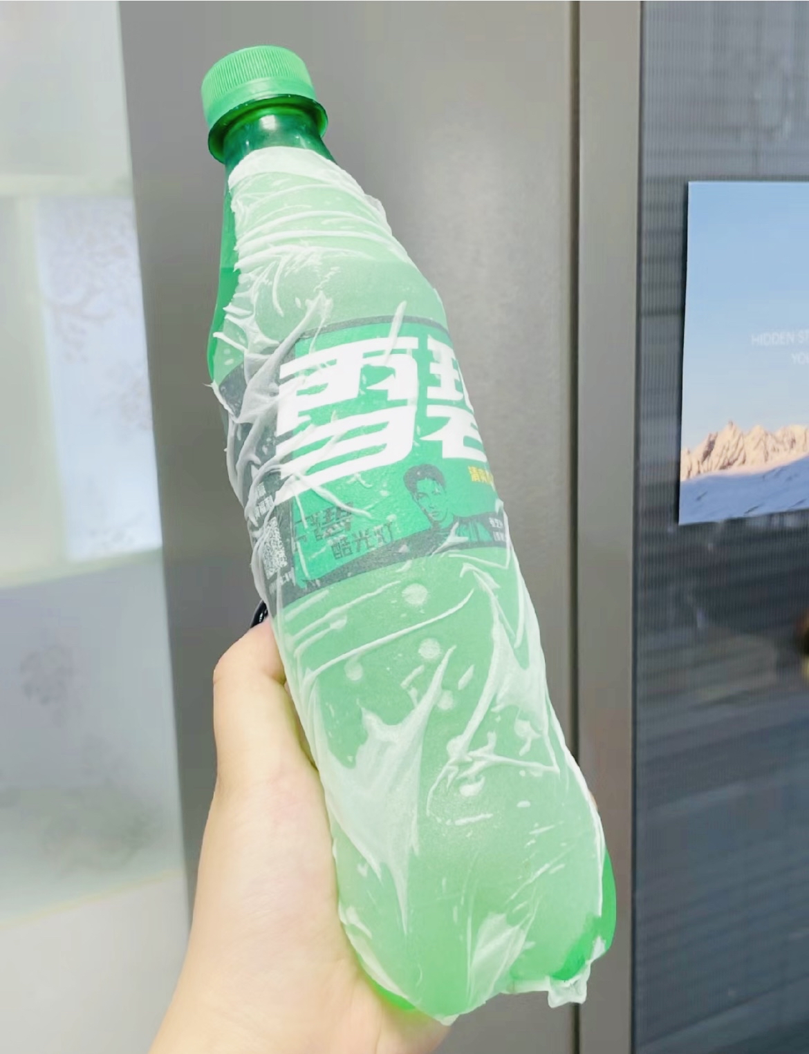 我就从储物间里拿了一瓶雪碧,我忽然想起来前两天有个