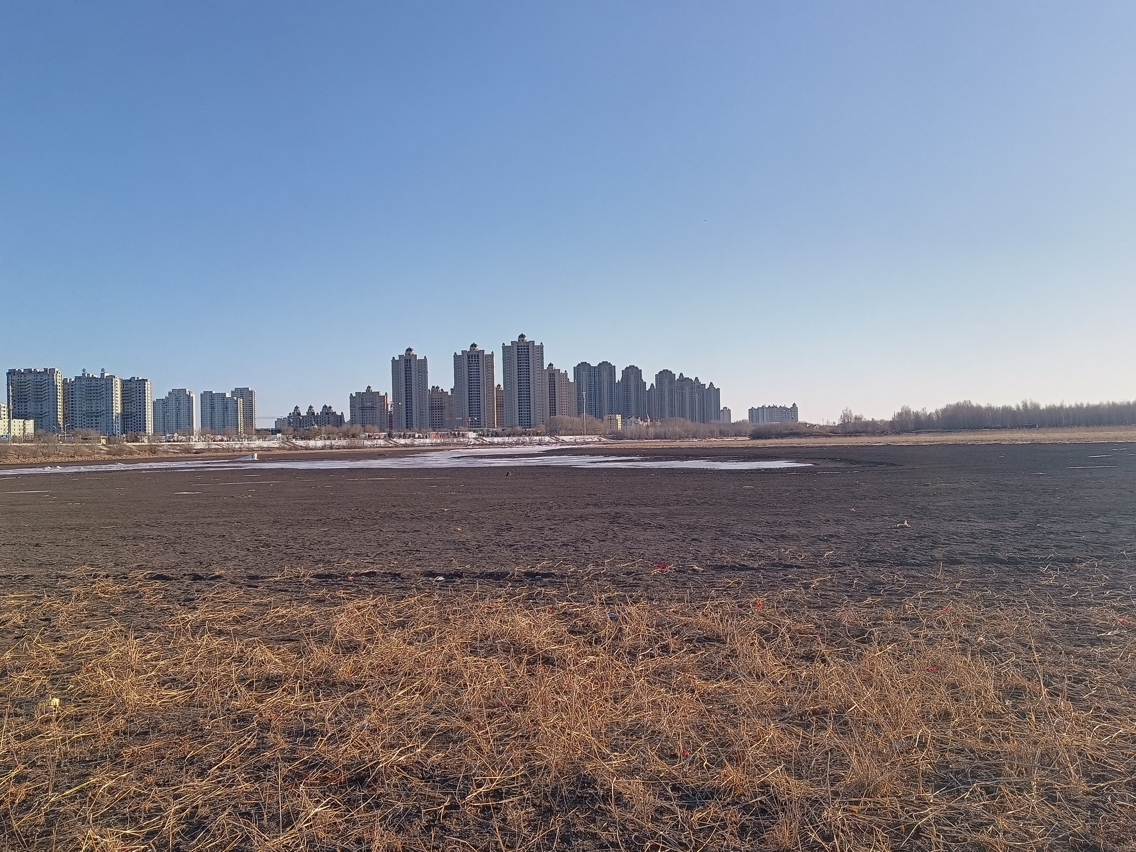 开春了,嫩江只能见少许蜿蜒的冰溜