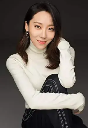 与同班同学宋轶,江铠同等高颜值的美女相比,鄂靖文在外形方面几乎没