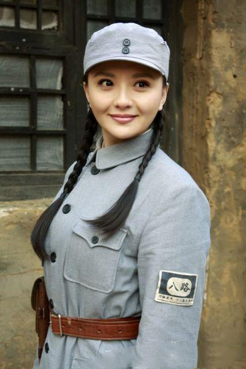 看到网络中当年八路军女兵和神剧中的女兵对比照,差距真的是太大了