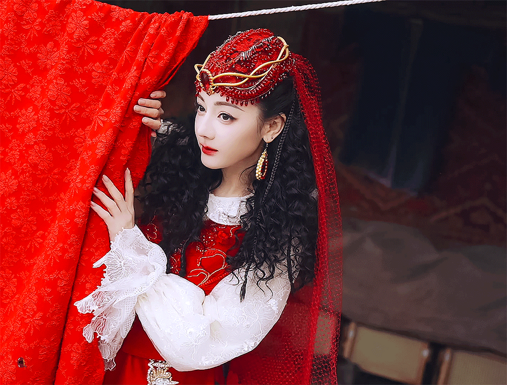被这女子惊艳到了,不亏是被人民日报提名了,迪丽热巴的这身少数民族