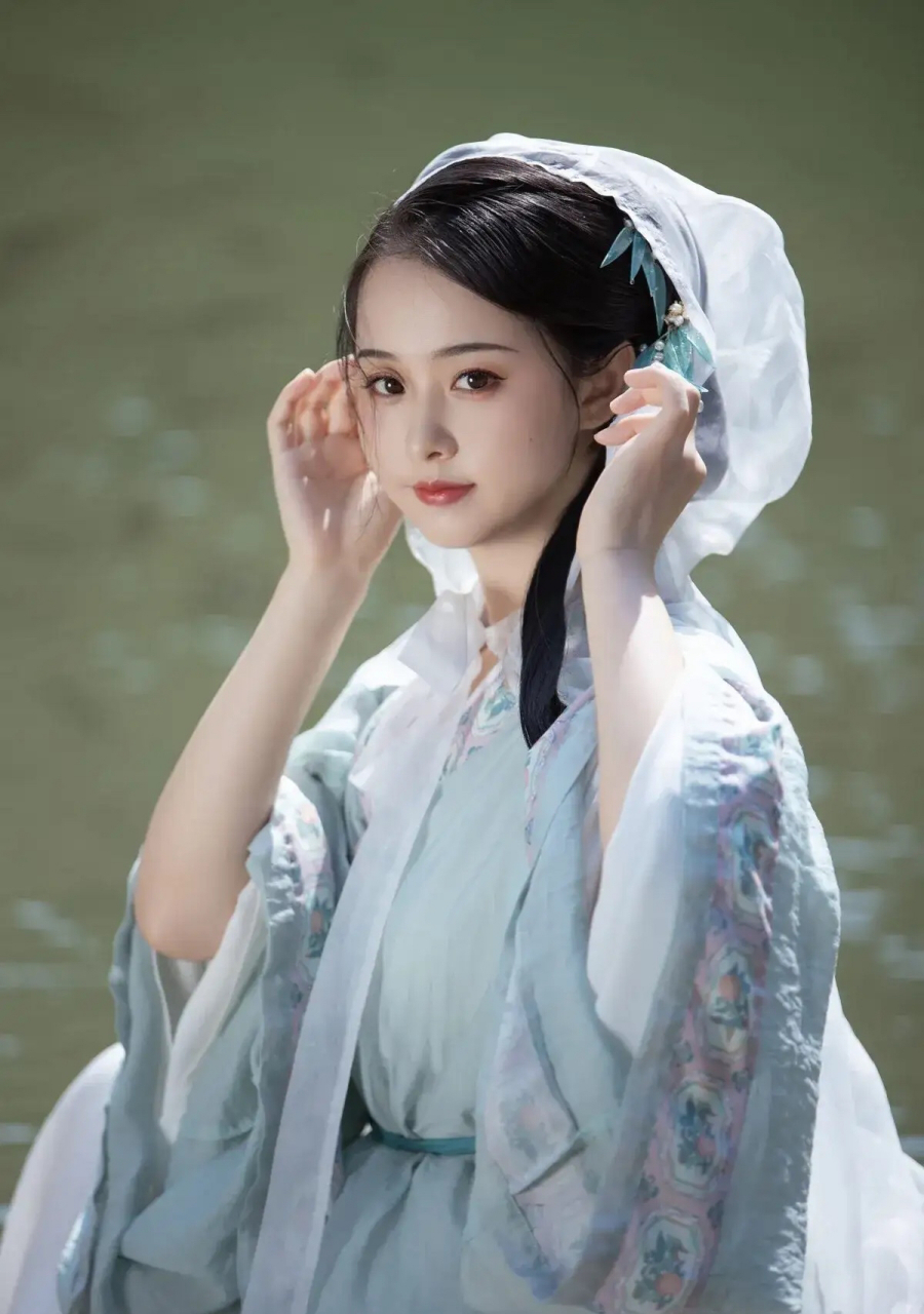 她们有着清纯的眸子,给人间以深情的安慰,抚慰着江南的风雨.