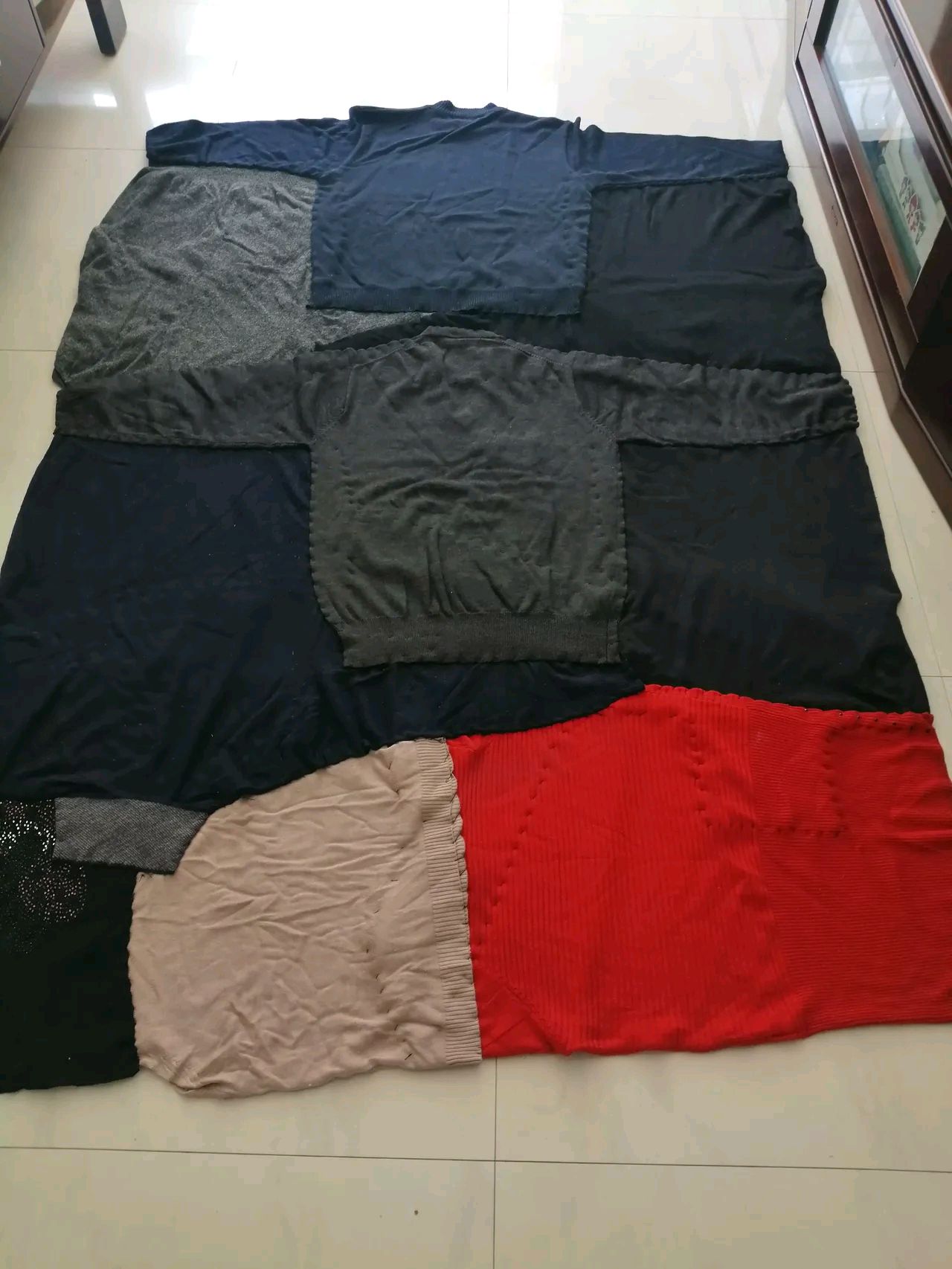 这位姐妹 用旧羊绒衫拼了个毛毯 套了个被罩成图二那样了 节俭精神