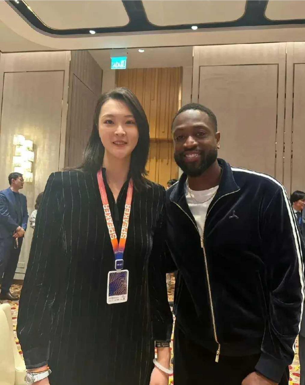 韦德和刘翔合影差不多高,惠若琪与胡兵合影也是差不多高,这四个人都是