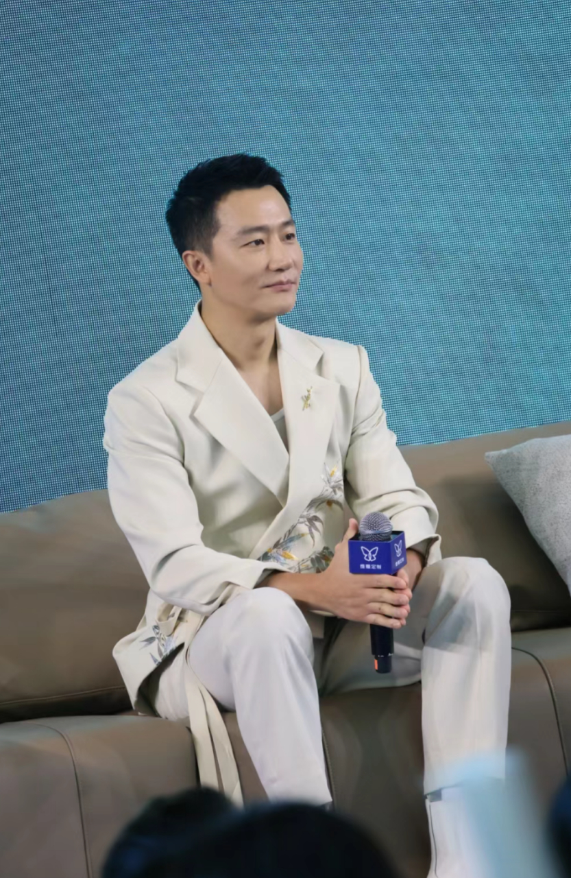 黄轩到深圳参加活动,新中式穿搭加上他平头造型,真的帅气中透露着儒雅