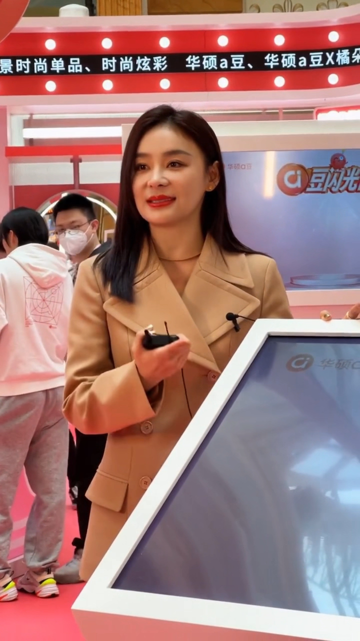 袁姗姗上海出席活动女人味十足