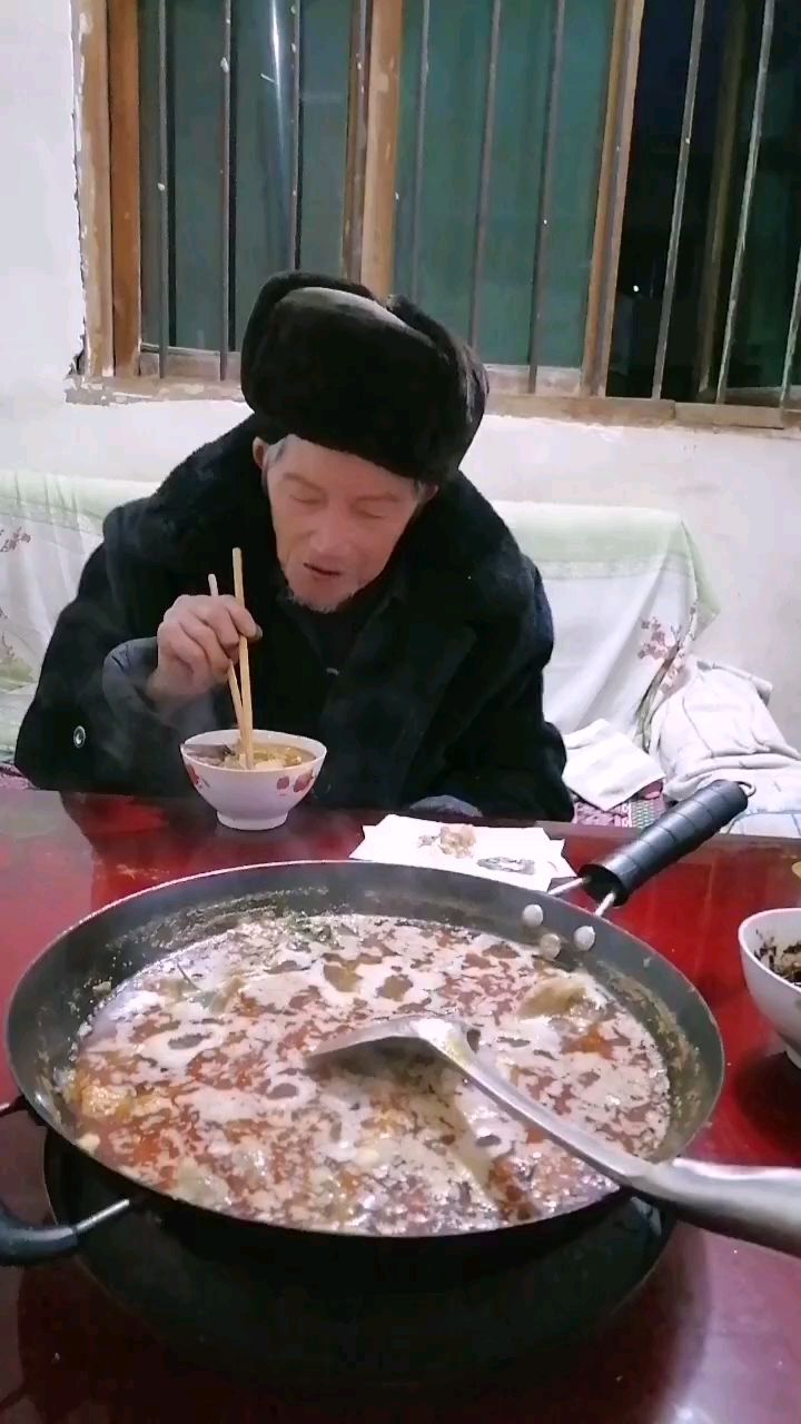酒鬼爷爷得最爱看他吃得津津有味我也很开心
