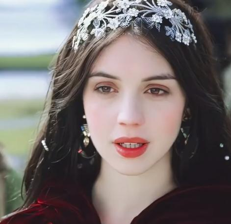 《风中的女王》主演阿黛莱德玛丽和伊丽莎白一世虽然是亲戚,但彼此并