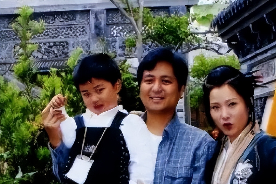 回顾何赛飞和丈夫丁克10年愁坏婆婆35岁高龄产子全家乐开怀