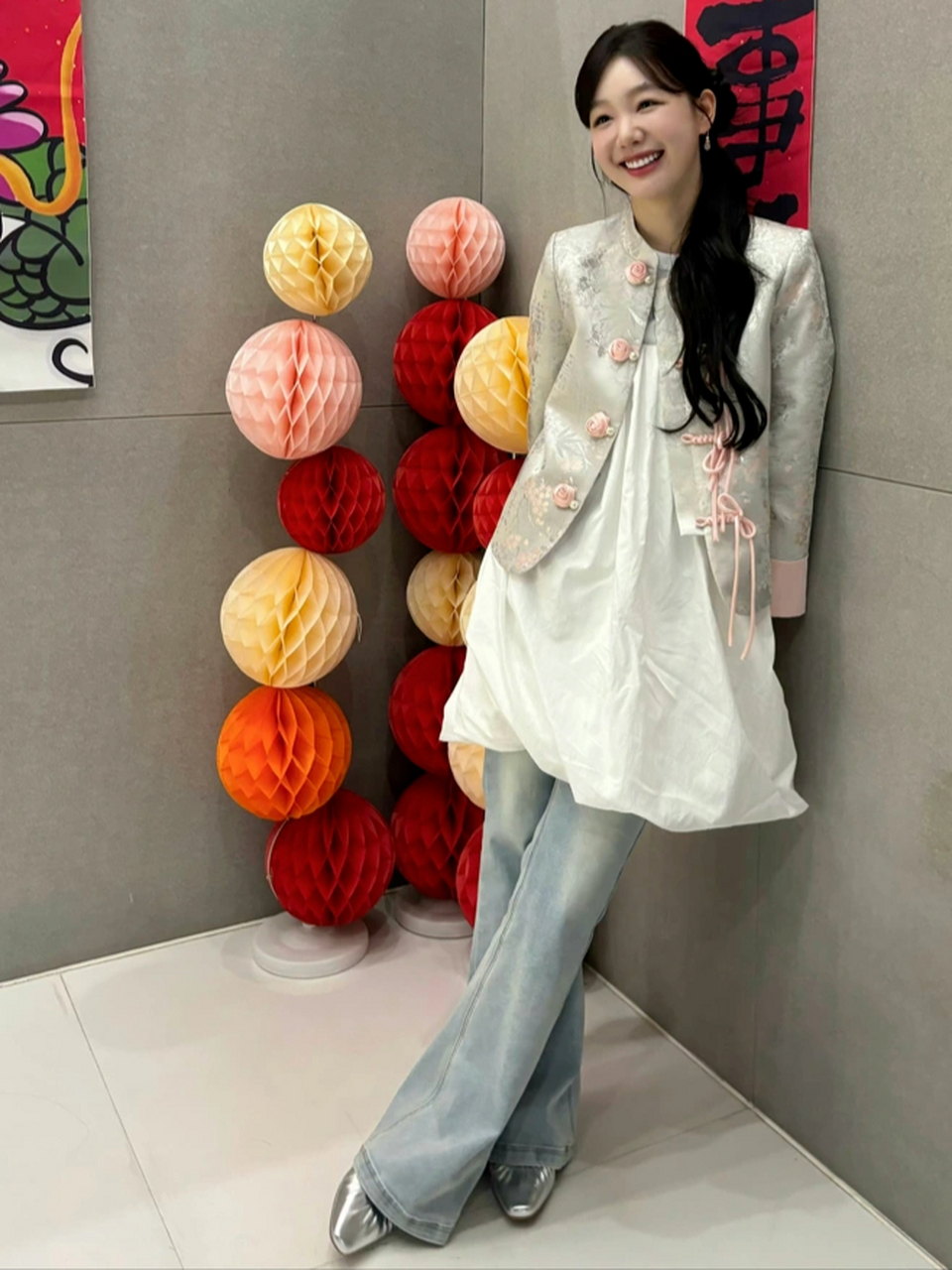 徐梦洁新中式叠穿好时髦 徐梦洁晒出新中式穿搭,叠穿了连衣裙和牛仔裤