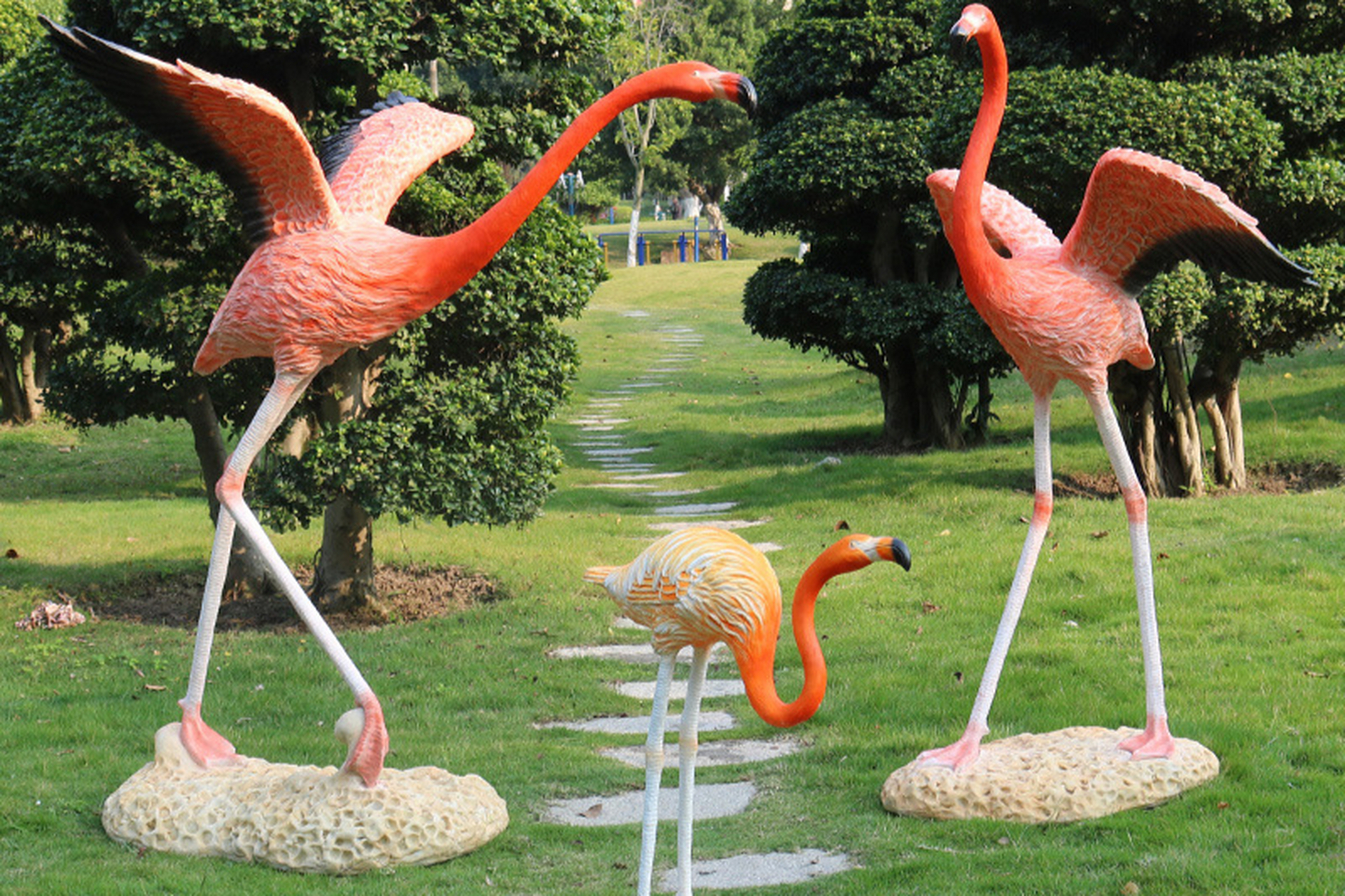 玻璃钢仿真火烈鸟雕塑,魅力独特,优雅迷人,成为现代园林和绿地的璀璨