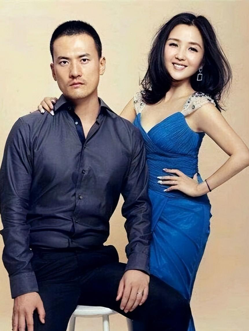 过去这一对儿夫妻素来被人看好,身材高大,面貌俊朗的赫子铭也被认为是