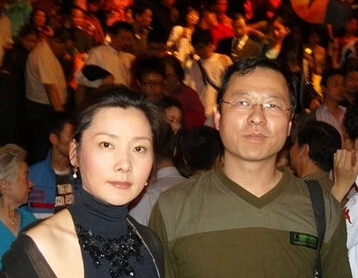 回顾何赛飞和丈夫丁克10年愁坏婆婆35岁高龄产子全家乐开怀