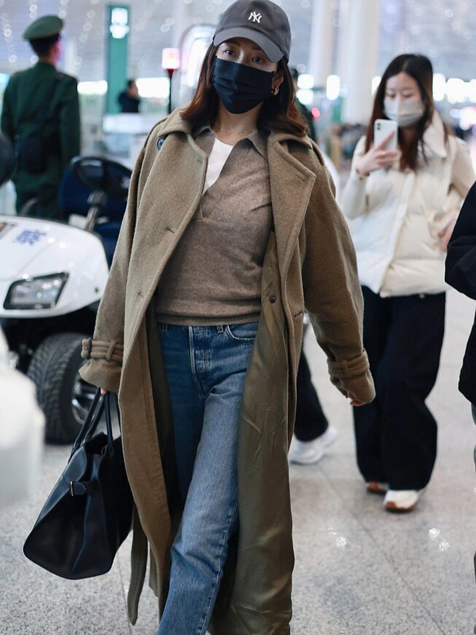 王鸥怎么这么会穿 王鸥的机场街拍来了,她穿了一件绿调驼色的长款大衣