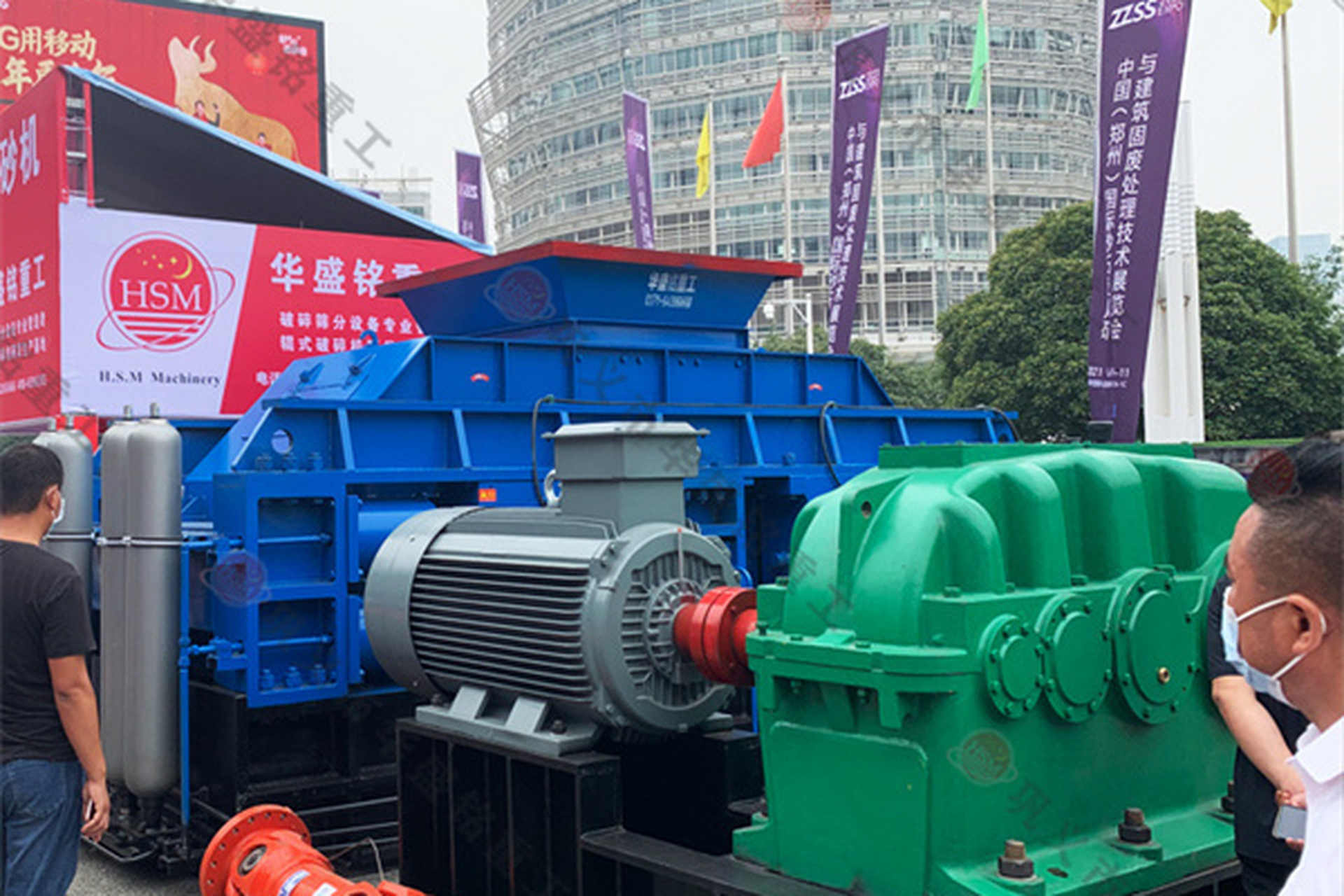 彩砂对辊制砂机是一种专门用于处理和制备彩色砂石的破碎设备,其设计