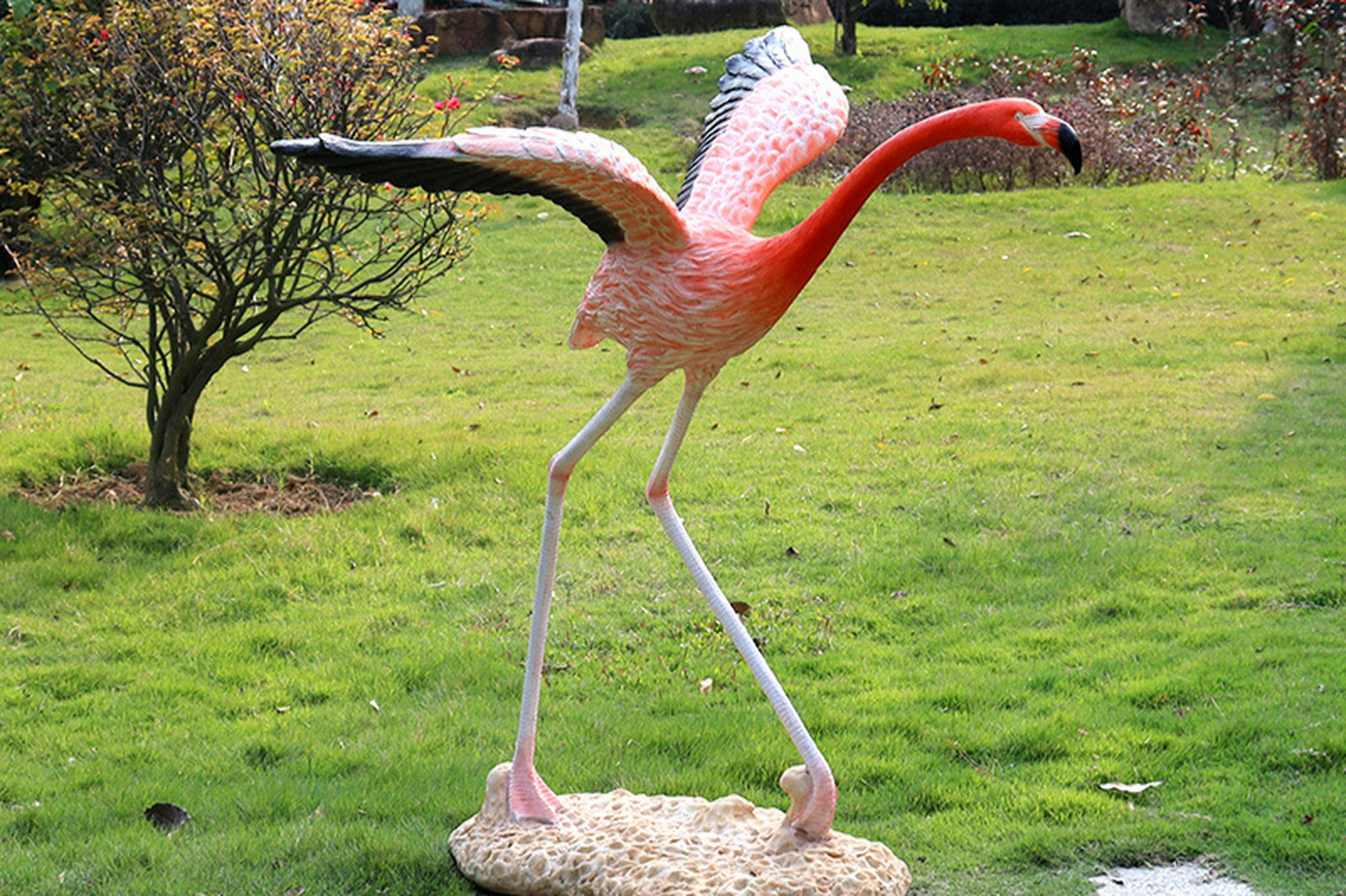 玻璃钢仿真火烈鸟雕塑,魅力独特,优雅迷人,成为现代园林和绿地的璀璨