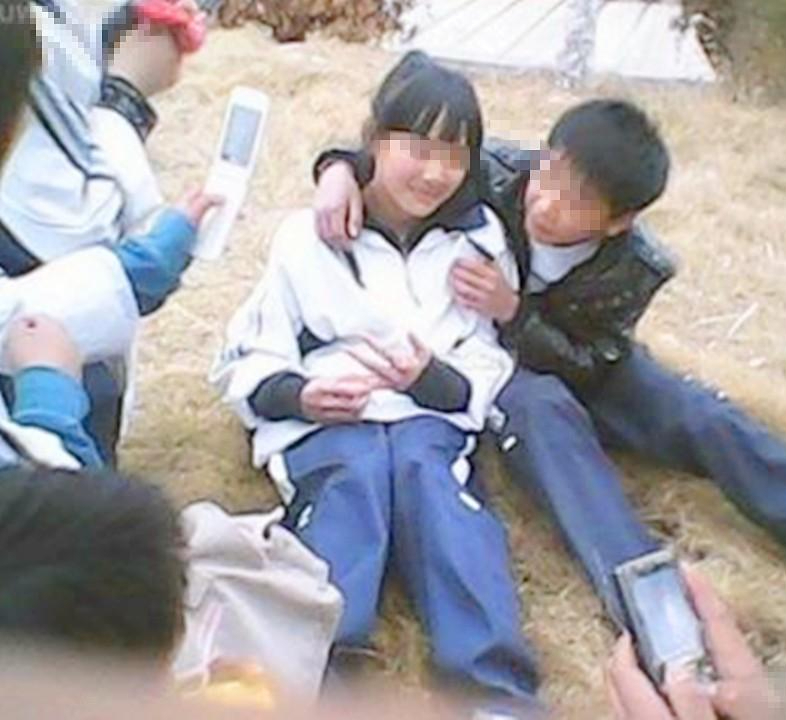 学生们年纪较小,根本没有采取安全措施的意识,非常容易导致女学生怀孕