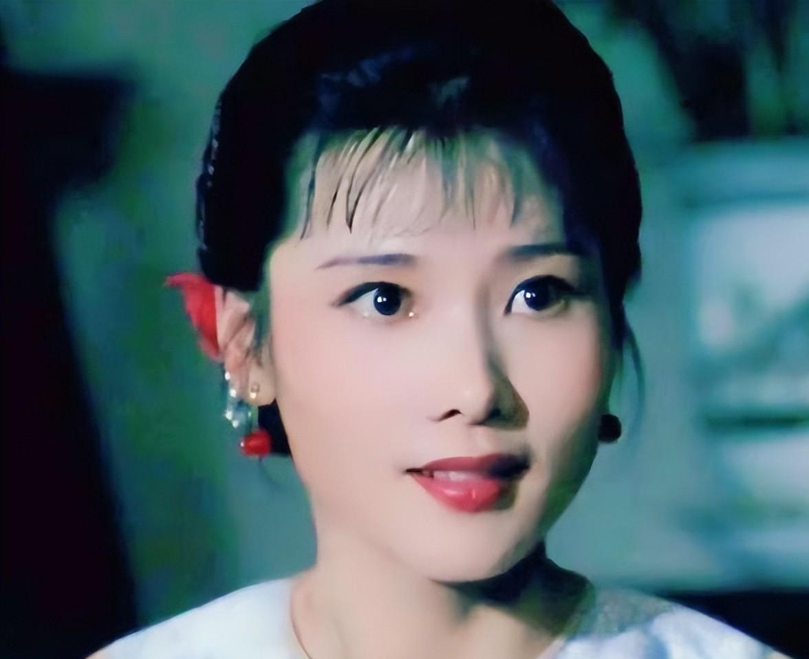 回顾何赛飞:和丈夫丁克10年愁坏婆婆,35岁高龄产子全家乐开怀