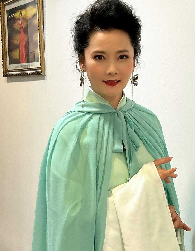 回顾何赛飞:和丈夫丁克10年愁坏婆婆,35岁高龄产子全家乐开怀