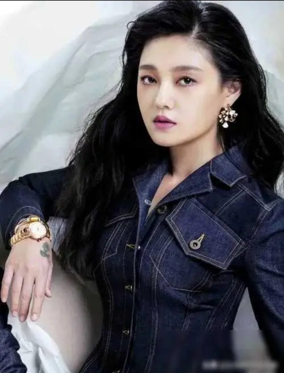 大s的经纪人最近公开发声,将大s的形象再次描绘成一朵柔弱的小白花.