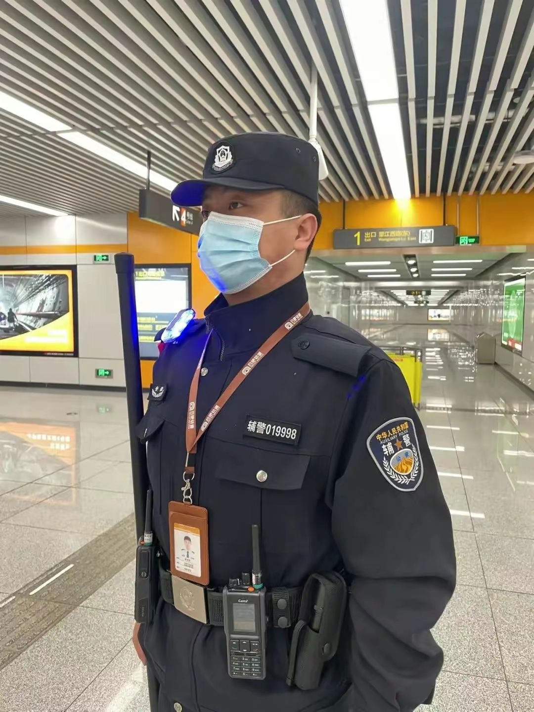 正规警察夹克制服图片