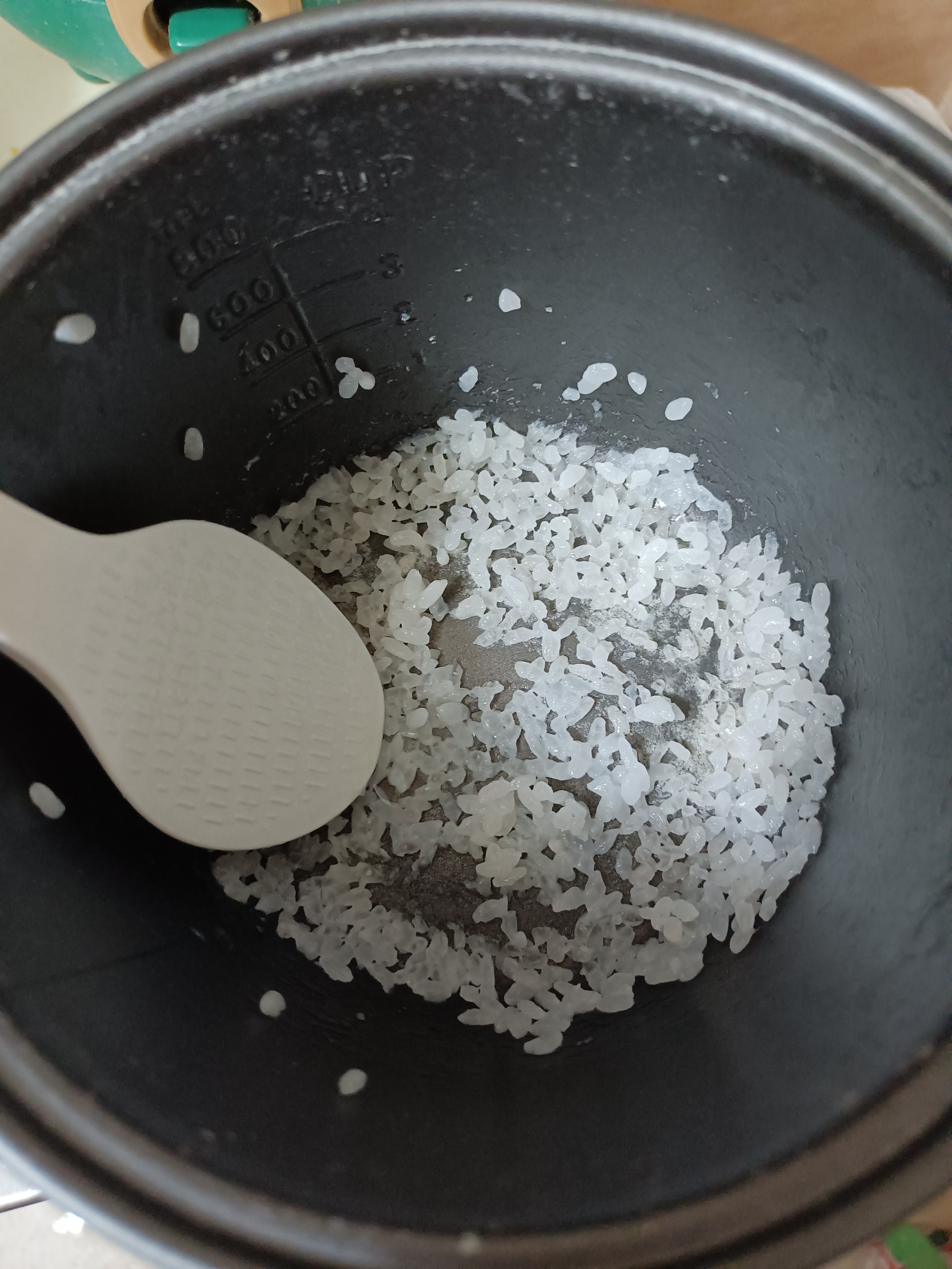 上次买的大米居然粘锅了锅巴都刮不下来我只能试下用水泡几分钟再洗
