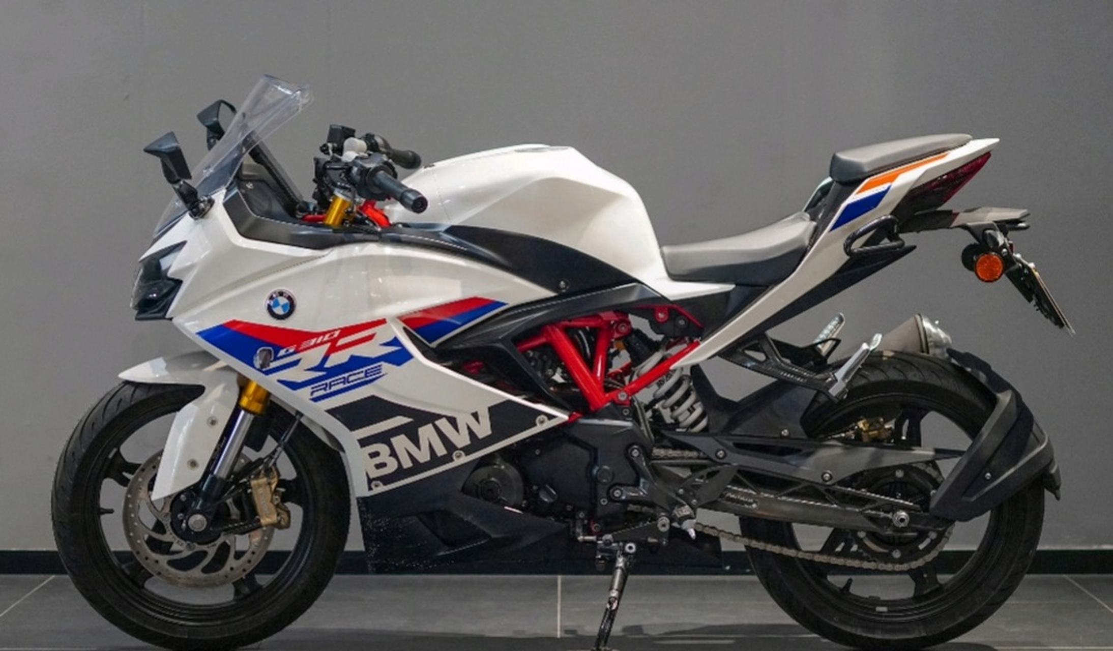 宝马g310rr是一款入门级仿赛跑车,性价比高,售价51600元.