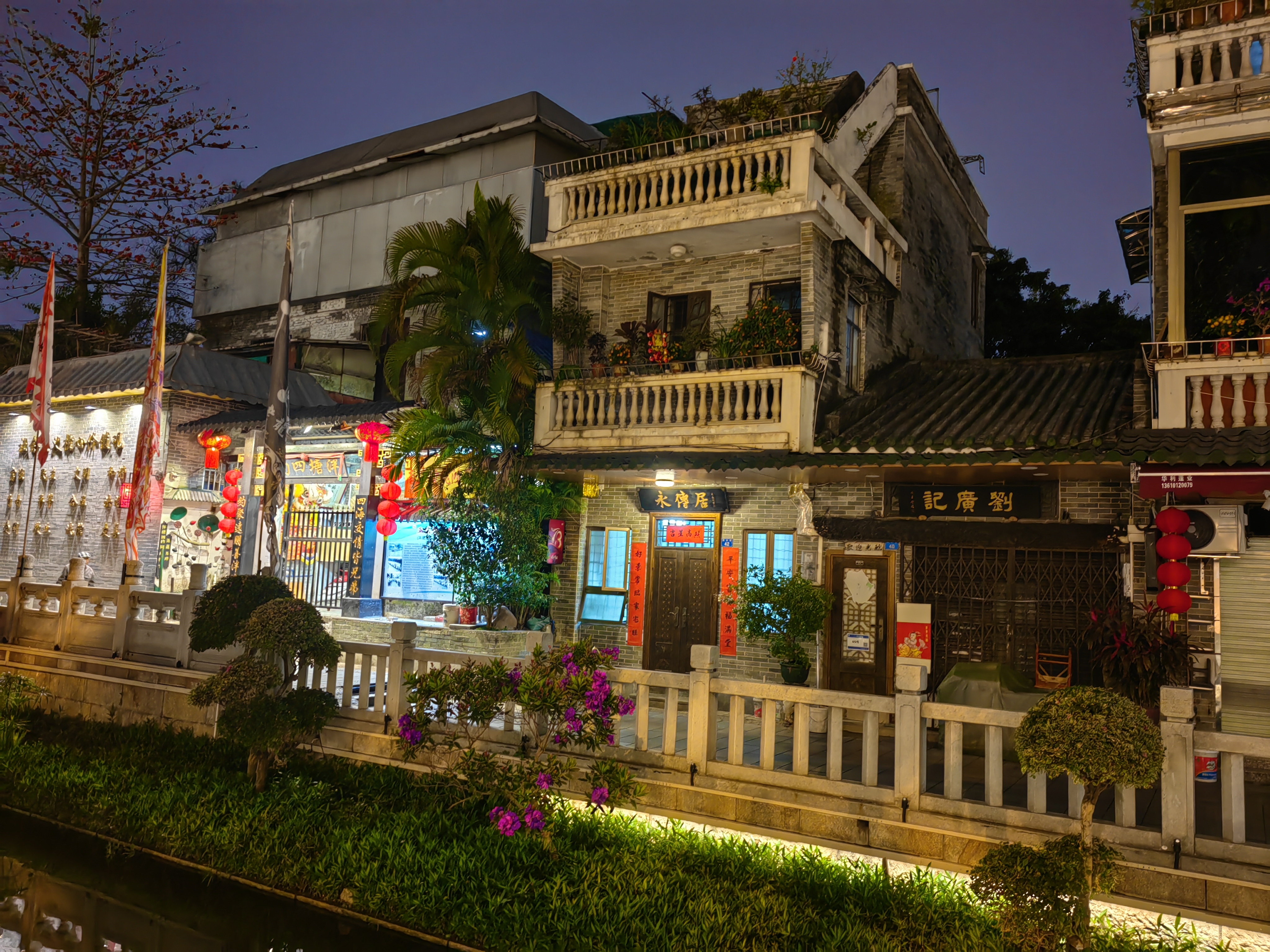 在广州的众多景点中,荔枝湾以其独特的魅力吸引了我.