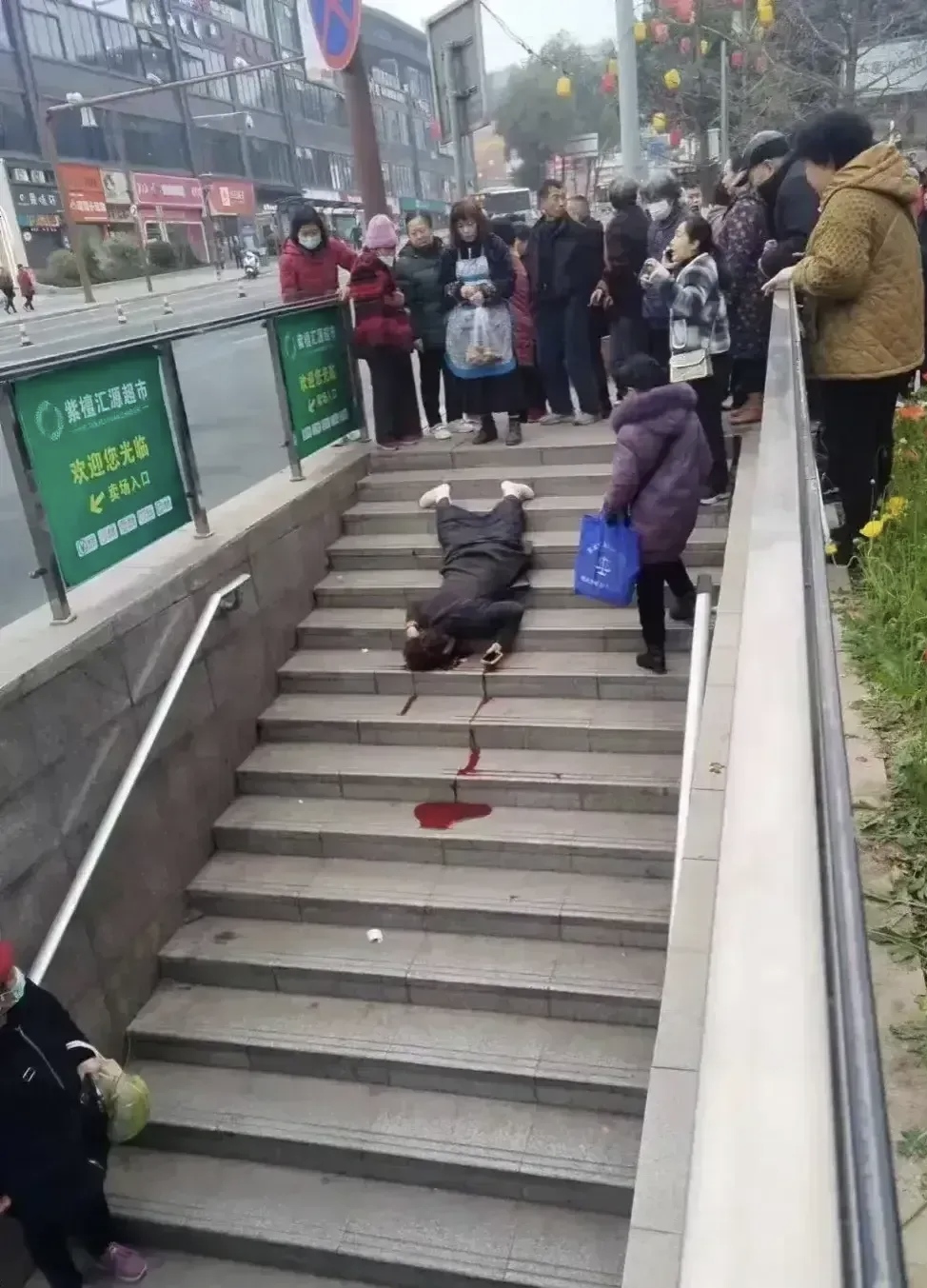 昨天一个年轻女子,太过专注玩手机,下台阶时不慎摔倒!