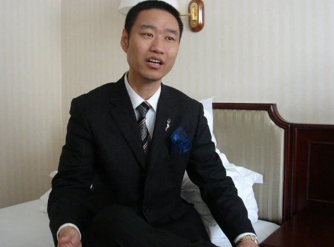 回顾深圳玫瑰邢丹葬礼和老公丛飞合葬5岁女儿痛哭千人送别