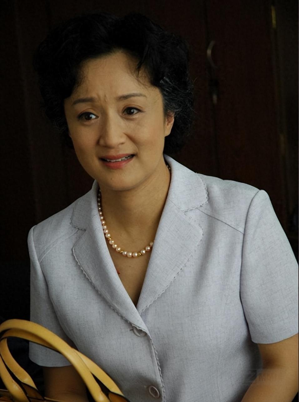 回顾杨昆年轻选丁克潇洒61岁无儿无女每月靠2500生活她后悔吗