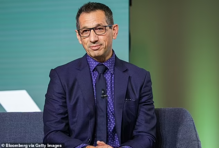 波音飞机又出事轮胎从天而降砸瘪整辆车这都今年第四回了