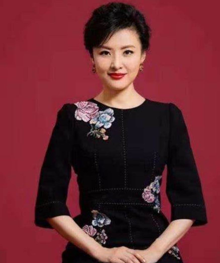 回顾央视主持周涛和初恋离婚后嫁大8岁富豪今一儿一女乐开怀