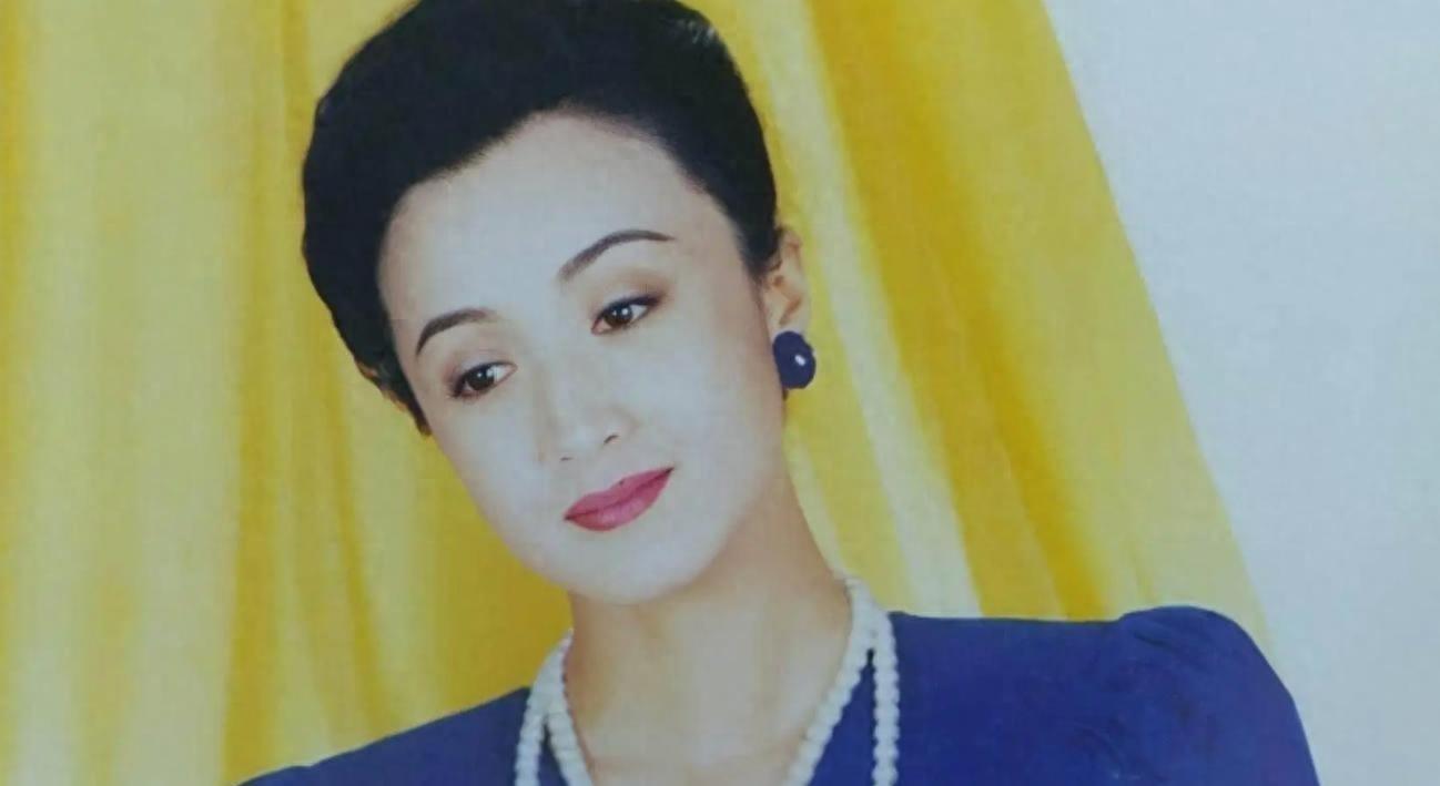 回顾杨昆年轻选丁克潇洒61岁无儿无女每月靠2500生活她后悔吗