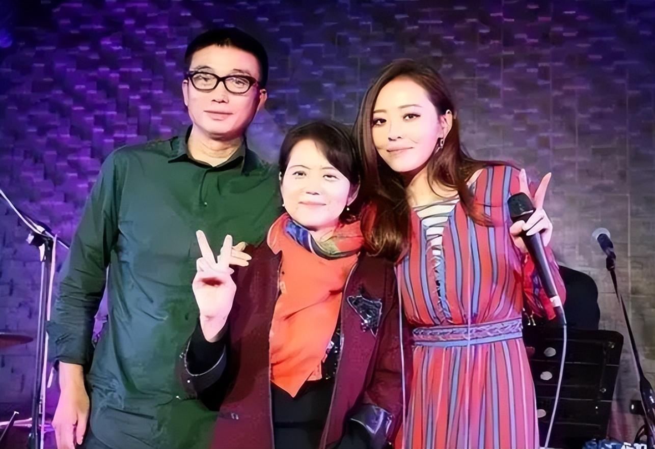 离婚是黄健翔提的,而在这之前,他曾公开宣称,自己是张靓颖的忠实粉丝.