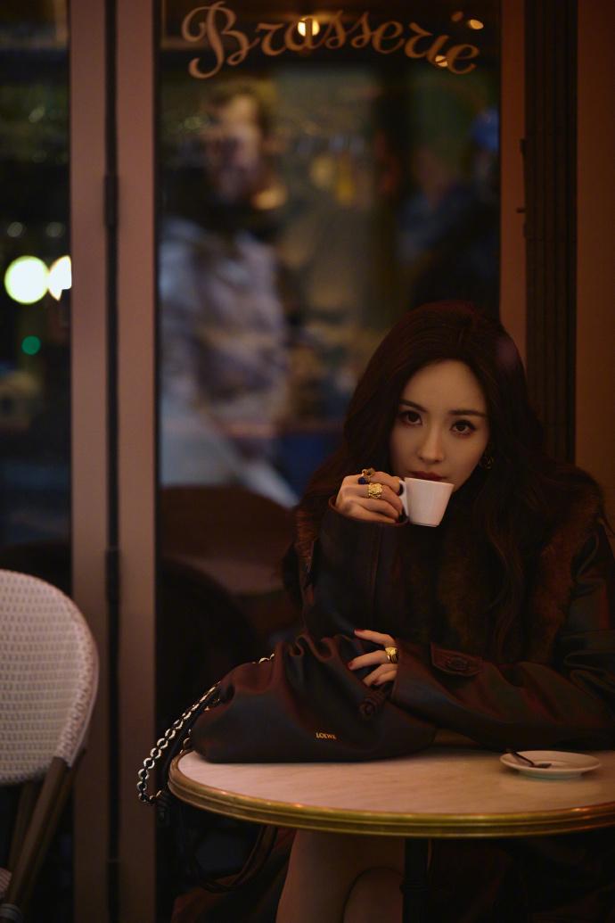 众星女神节晒照状态好真实!杨幂酷飒袁咏仪年轻,景甜美到认不出