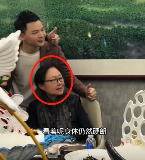 回顾74岁斯琴高娃近况瑞士老公已去世她垂垂老矣依旧在拍戏