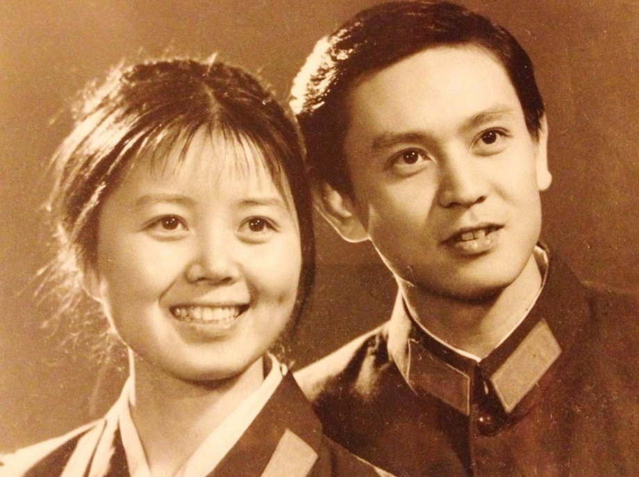 姬麒麟与爱人张百灵是大学同学.