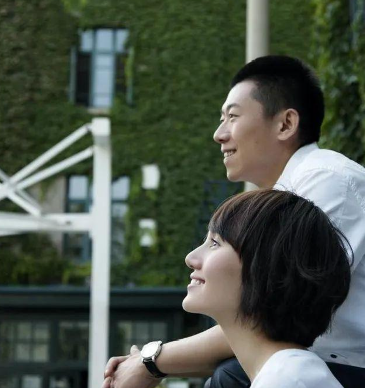 回顾袁泉和夏雨苦恋8年婚后帮丈夫解开心结养育11个孩子也幸福