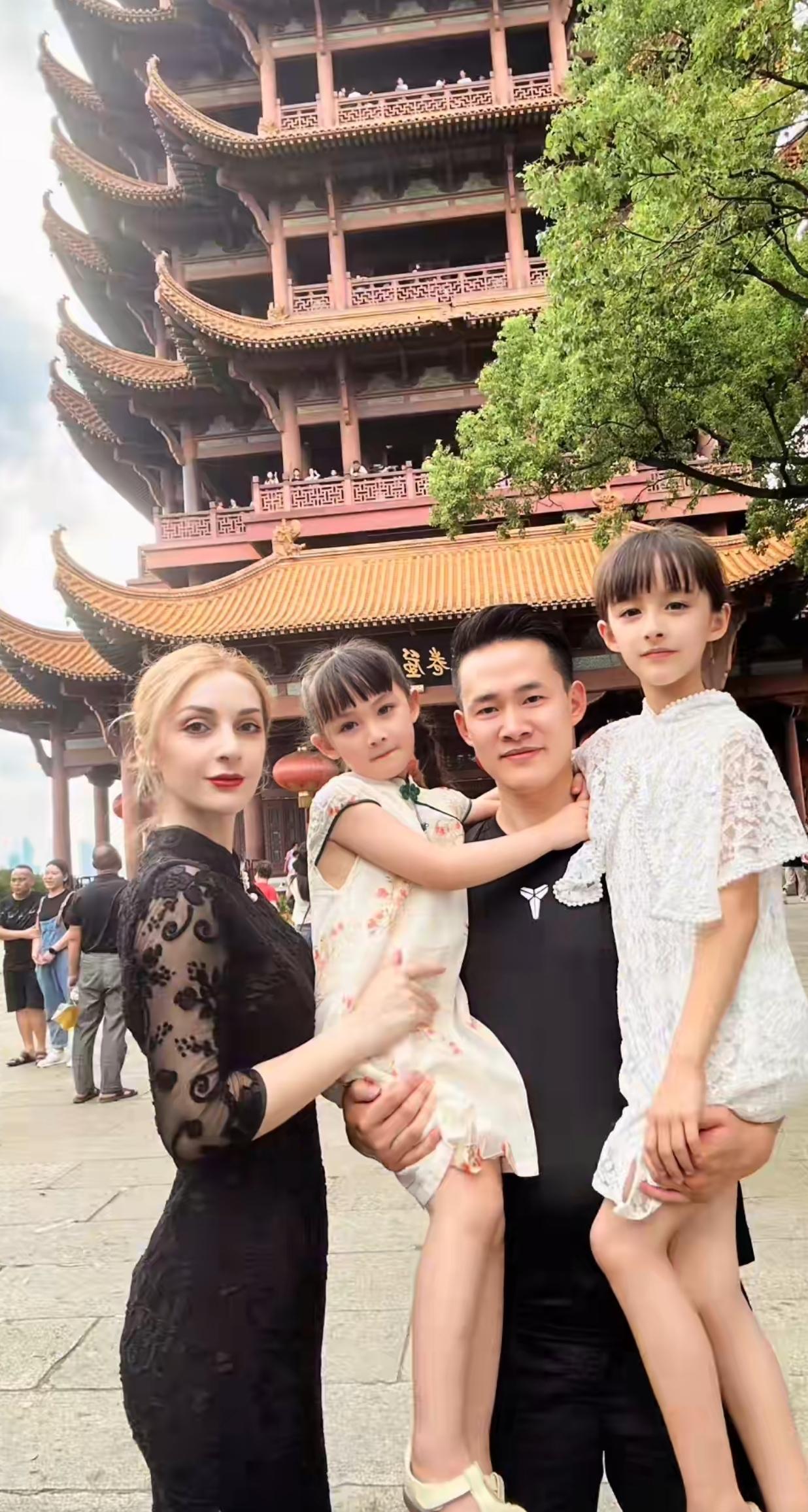 回顾湖北小伙被外国美女模特倒追生下2个混血女儿大女儿像杨幂