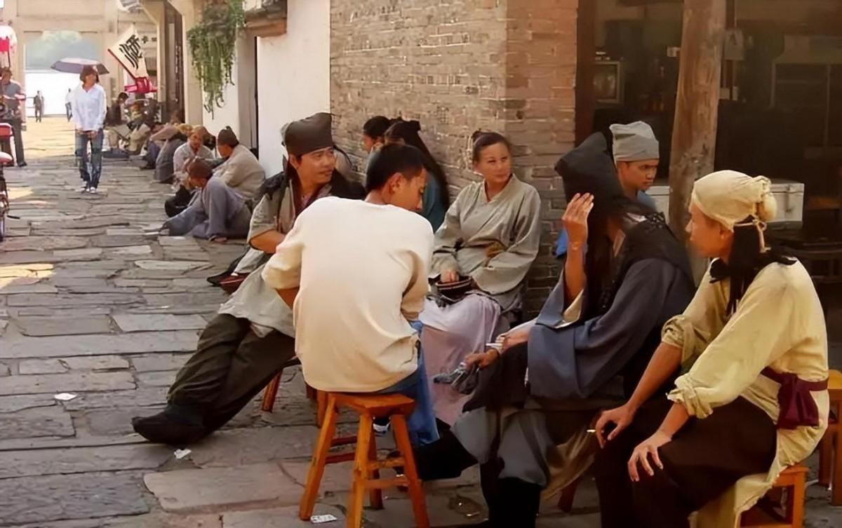 横店的群众演员们已经开始了新一天的奔波,他们聚集在各大酒店门口和