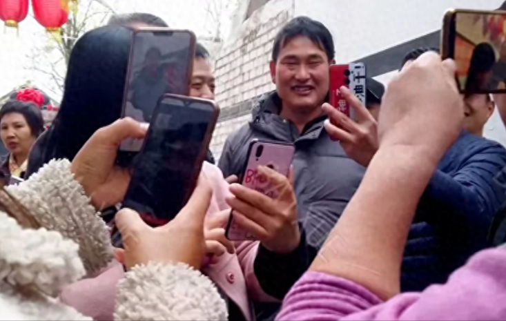 最后"众叛亲离"的局面……刚开始朱之文的爆火是所有人都没有想到的