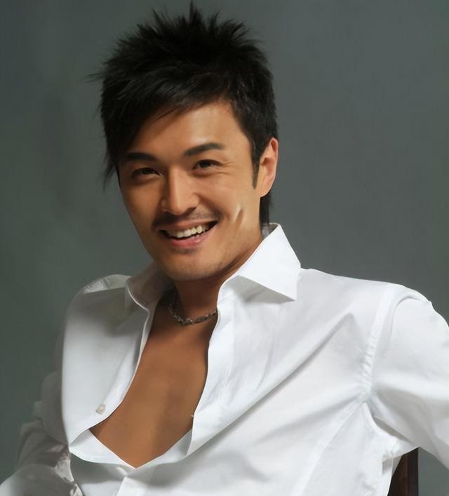 回顾于小伟与高圆圆分手后翻红一个娶妻生子一个高龄产女